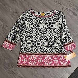 Black/white pink patterned quarter sleeve top!
